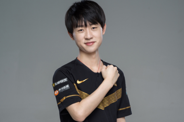 两人逐渐形 两人逐渐形